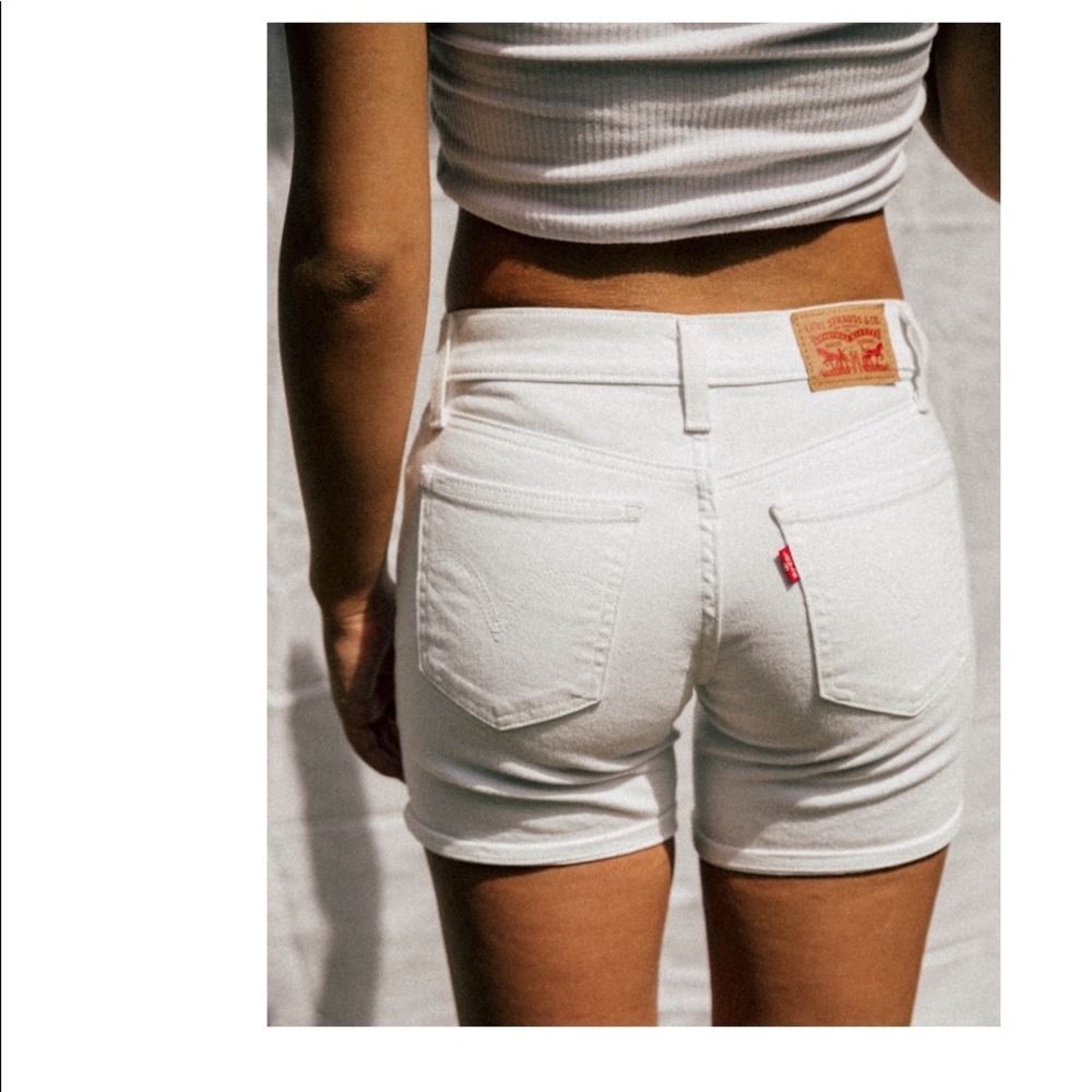 White Levi’s shorts